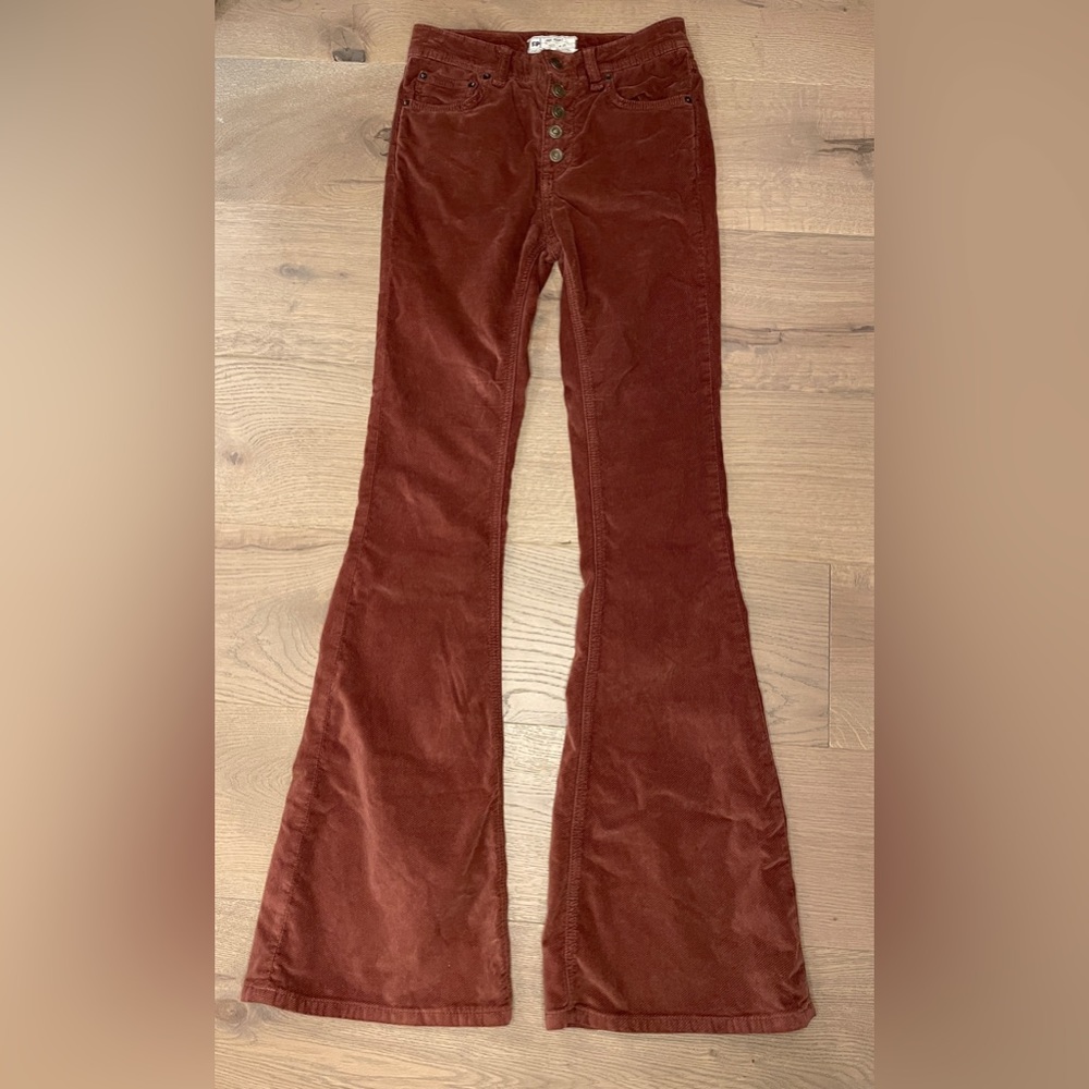 Women’s sz 25 Corduroy bell bottoms/flare button fly pants. Brown/rust color.